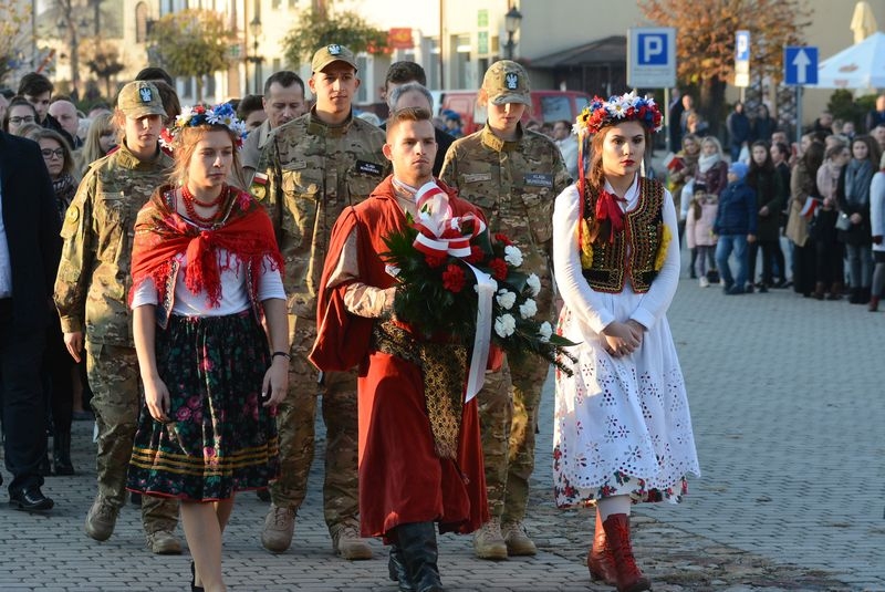 Wiązankę kwiatów złożyła też delegacja uczniów i nauczycieli z Zespołu Szkół numer 1 w Opatowie.